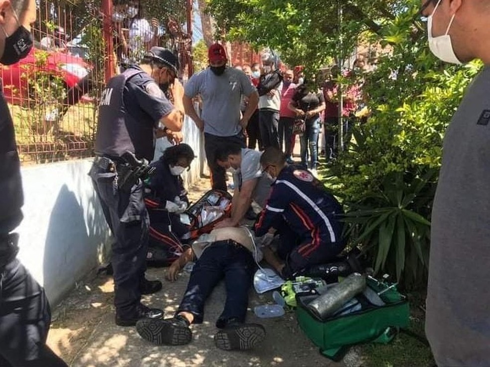 Homem é atendido pelo SAMU ao passar mal na fila da demissão em Guarulhos, na Grande SP. — Foto: Acervo pessoal