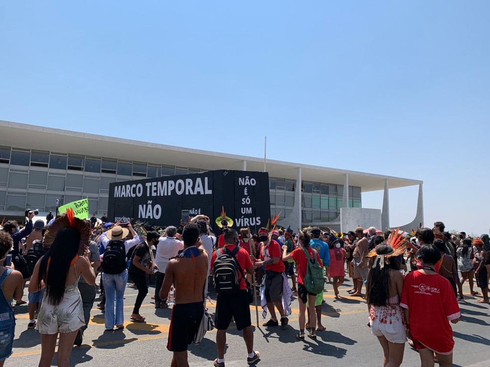Indígenas voltam a protestar em Brasília contra marco temporal para demarcação de terras, nesta sexta-feira (27) — Foto: Brenda Ortiz/G1