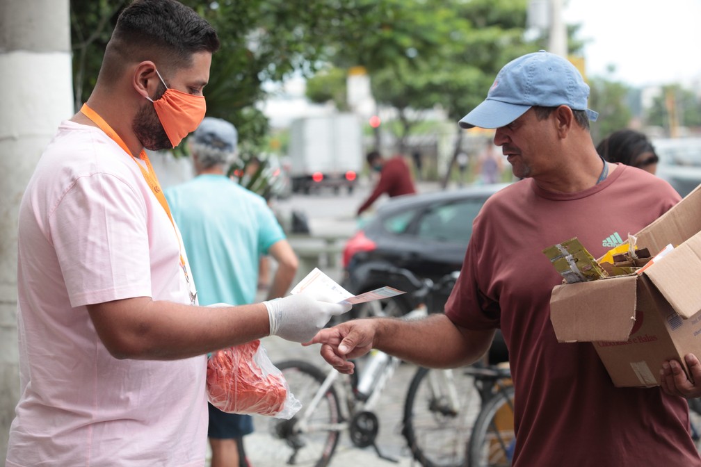 Máscaras são distribuídas em Niterói — Foto: Berg Silva/Divulgação