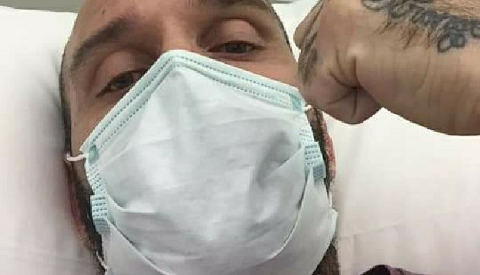 Cristian Binda gravou um vídeo na UTI do hospital em que está internado na Itália — Foto: Reprodução / Facebook