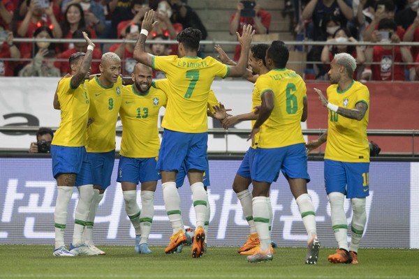 Jogadores do Brasil no primeiro jogo da excursão oriental, com vitória sobre a Coreia do Sul (Foto: Reprodução/Twitter)