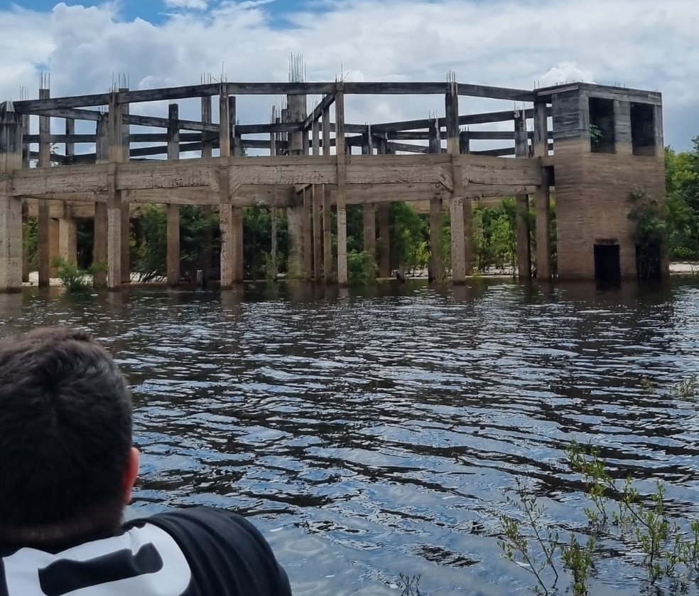 Diretor geral de hotel que faz passeio turistico por ruínas do Ariaú conta que estrutura foi saqueada ao longo dos anos. — Foto: Luana Santos
