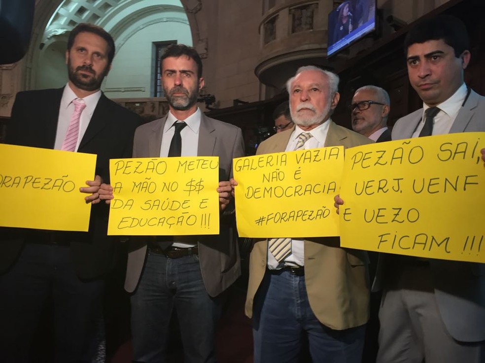 Oposição protesta contra aprovação de contas de Pezão (Foto: Gabriel Barreira/G1)