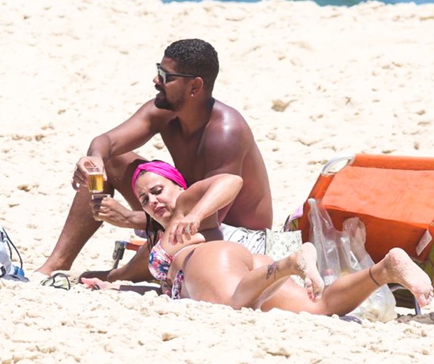 Viviane Araújo curtindo praia com o namorado, Guilherme Militão (Foto: Agnews)