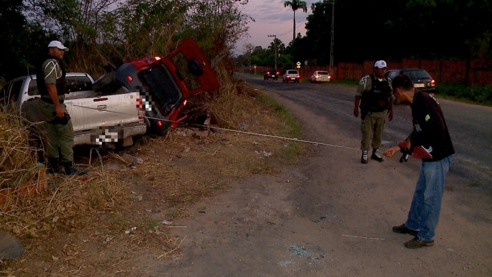 Jovem e criança ficam feridas após colisão entre carro e caminhonete em Teresina — Foto: Reprodução/TV Clube