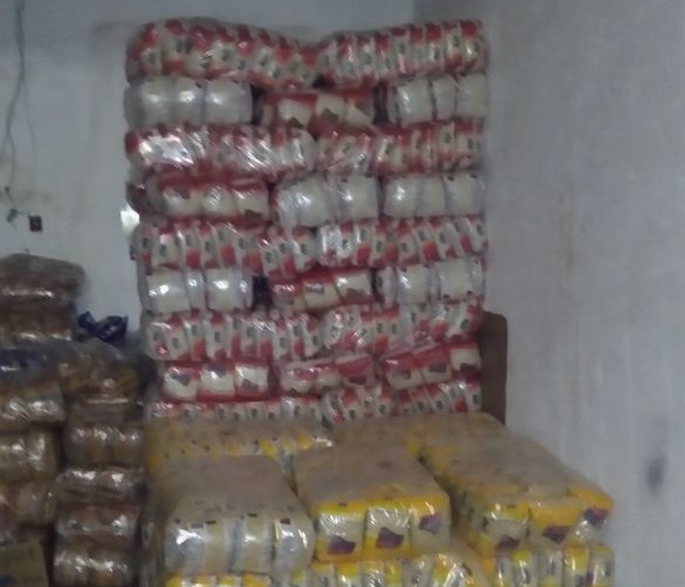 Pol&iacute;cia Militar apreendeu produtos como arroz, biscoitos, bolachas, achocolatados e bebidas alco&oacute;licas em Vit&oacute;ria de Santo Ant&atilde;o (Foto: Pol&iacute;cia Militar/Divulga&ccedil;&atilde;o)