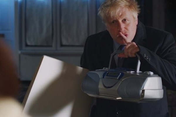 O primeiro-ministro britânico Boris Johnson no vídeo que faz referência à cena de Simplesmente Amor (2003) com Andrew Lincoln (Foto: Reprodução)