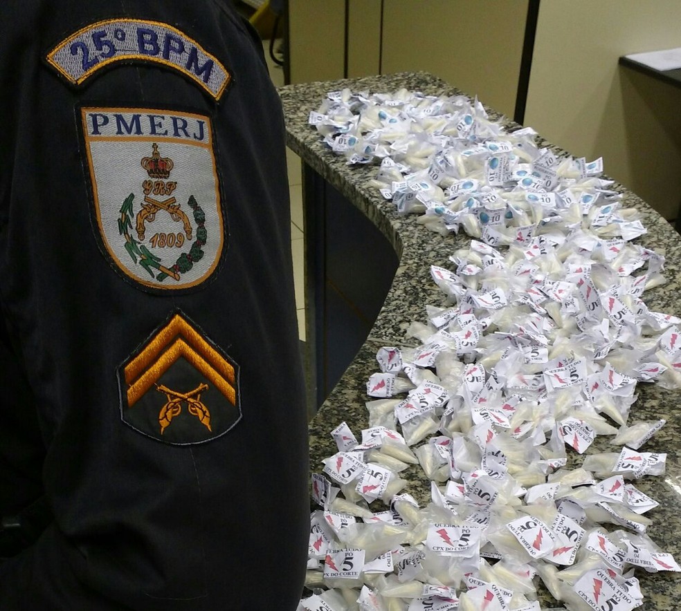 Droga foi apreendida em uma casa na Favela do Corte, em Araurama. (Foto: Polícia Militar/Divulgação)