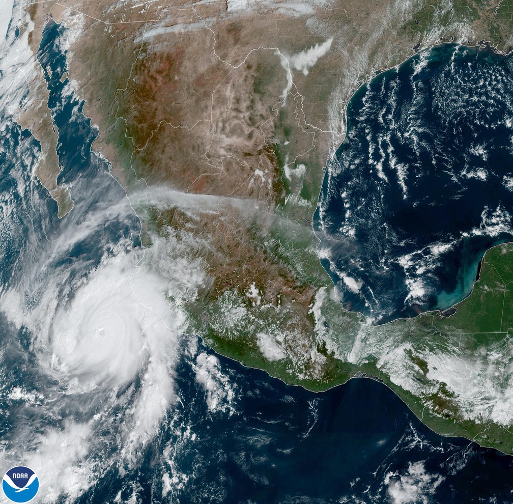 Imagem de satélite mostra o furacão Rosley sobre o Oceano Pacífico se aproximando da costa do México neste sábado (22) — Foto: NOAA/GOES via AFP