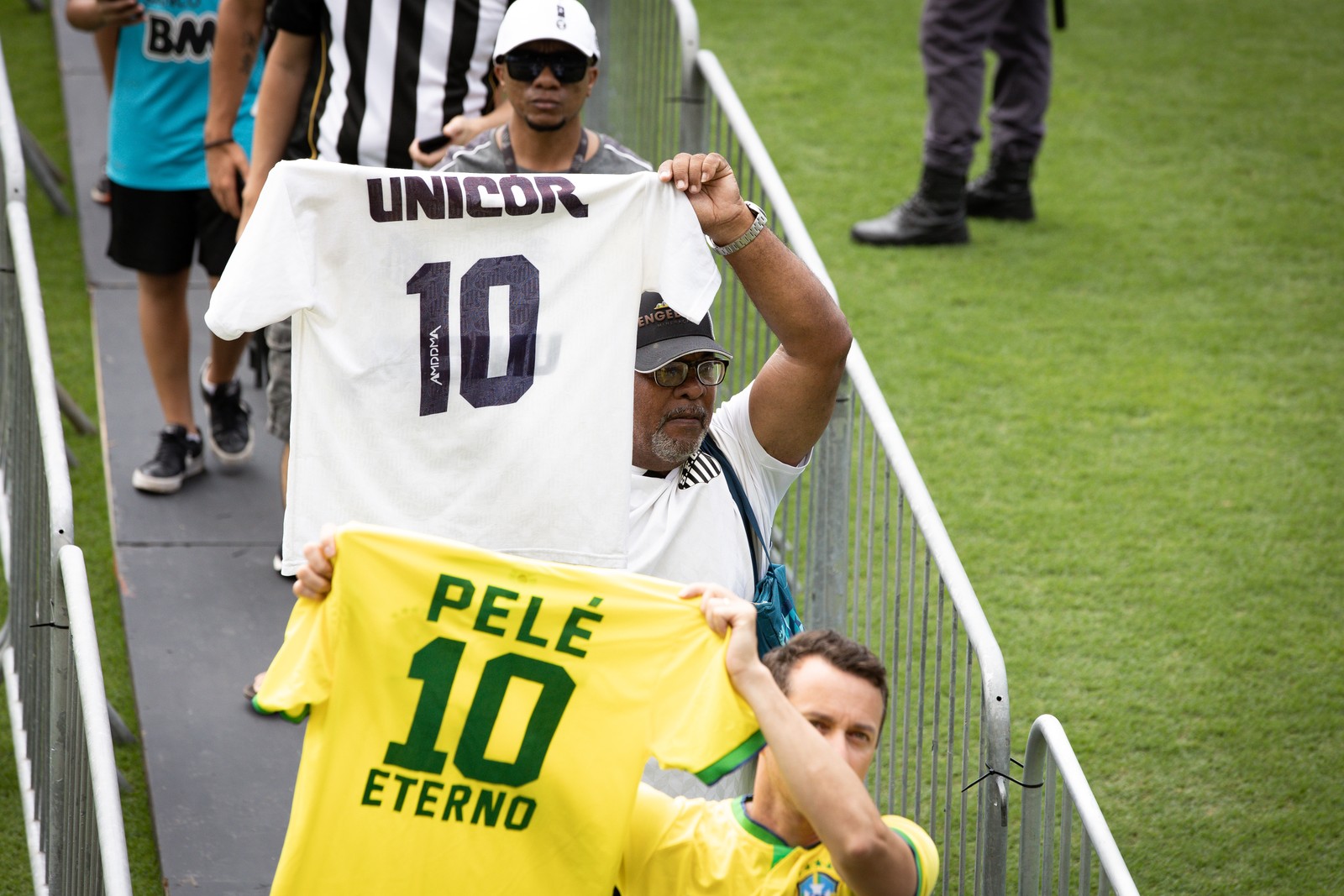 Fãs mostram camisas com nome e o número do Rei Pelé, em despedida na Vila Belmiro — Foto: Pablo Jacob / Agencia O Globo