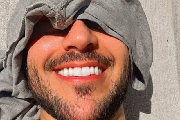 Rodrigo Mussi protege a testa ao tomar sol (Foto: Instagram)