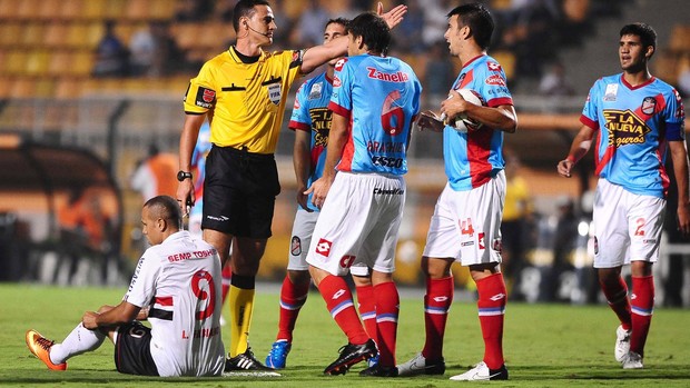 Diretoria tricolor descarta punição a Luis Fabiano e critica arbitragem