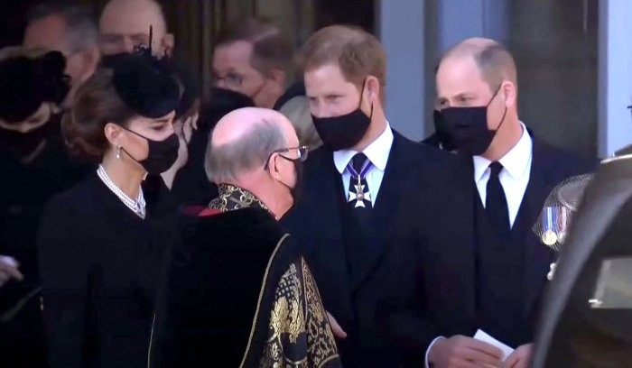 O príncipe Harry foi visto caminhando lado a lado com seu irmão, o príncipe William, e sua cunhada, a duquesa Kate (Foto: Reprodução)