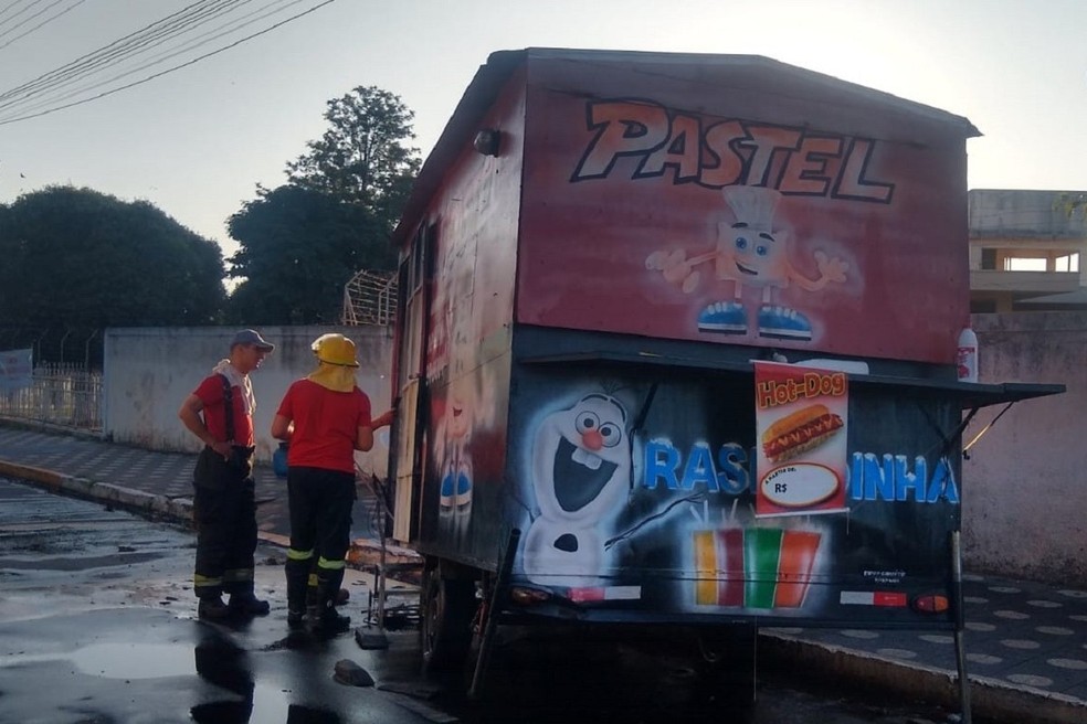 Bombeiros no trailer que pegou fogo em Bastos (SP) — Foto: Valdecir Luiz/Divulgação