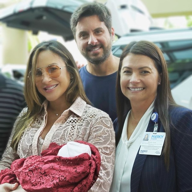 Claudia Leitte, Marcio Pedreira e Bela com equipe do hospital (Foto: Reprodução/Instagram)