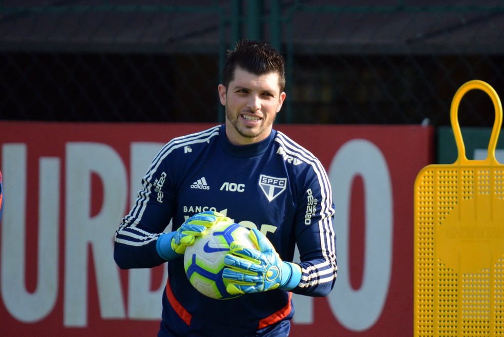 Tiago Volpi retorna aos treinos do São Paulo e deve ...