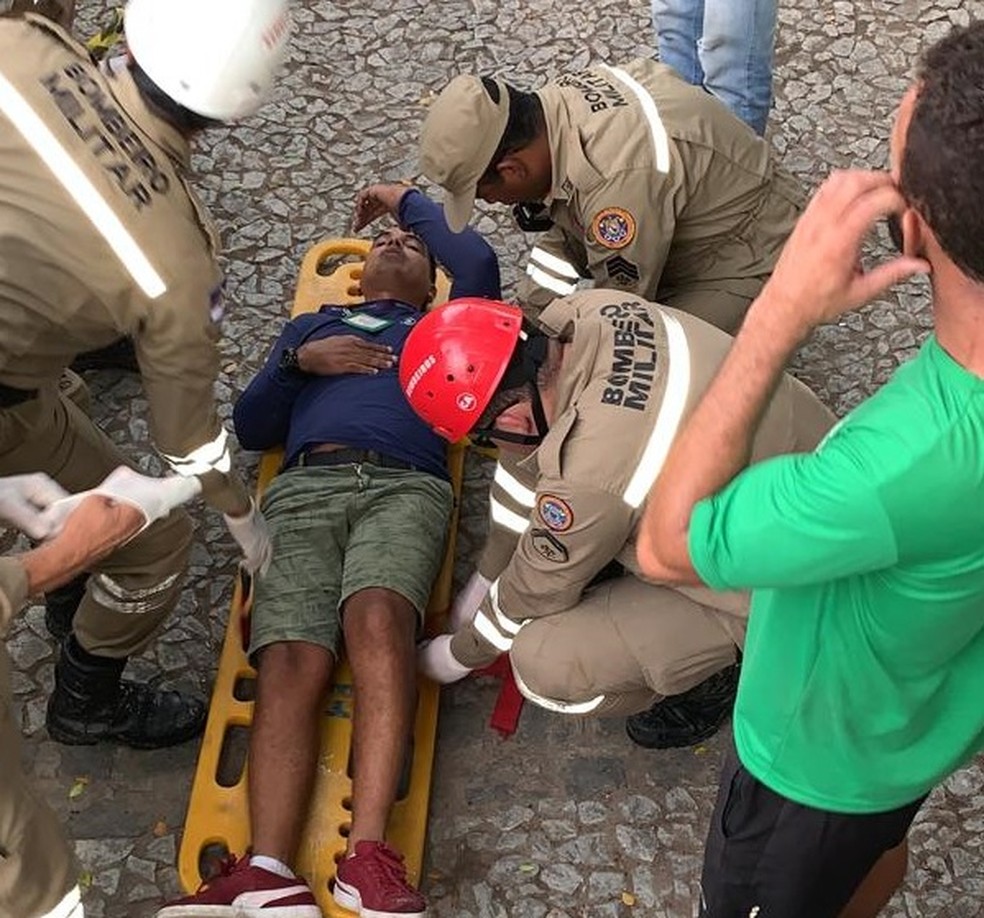 Operador de áudio da TV Globo Klauber estrela foi agredido e ficou machucado durante Galo da Madrugada  — Foto: Kleber Estrela/WhatsApp