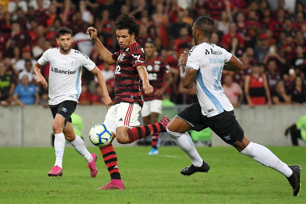 Willian Ar&atilde;o chuta para marcar o primeiro gol do Flamengo &mdash; Foto: Alexandre Dur&atilde;o