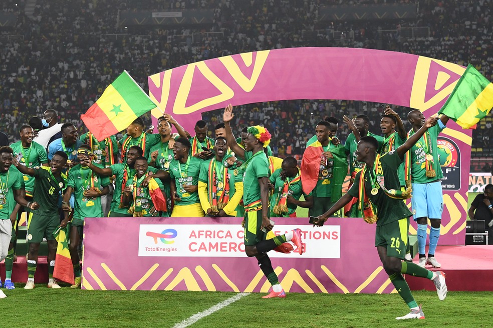 Senegaleses comemoram a inédita conquista da Copa Africana — Foto: AFP