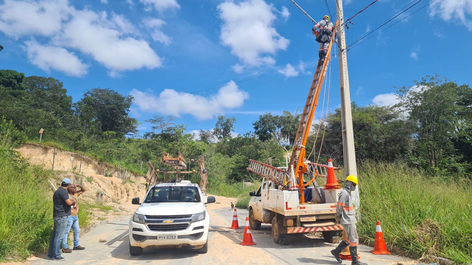 Operação para retirar ligações clandestinas em medidores de energia é realizada em Nova Serrana