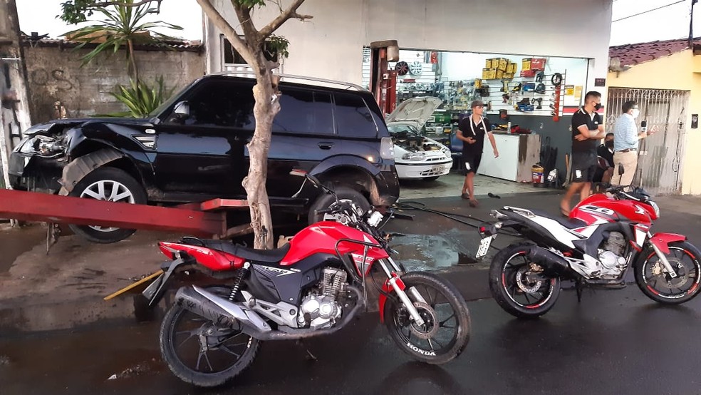 Carro atingiu duas motos da oficina e parou ao acertar o elevador para manutenção de carros e um poste na Zona Norte de Natal — Foto: Sérgio Henrique Santos/Inter TV Cabugi