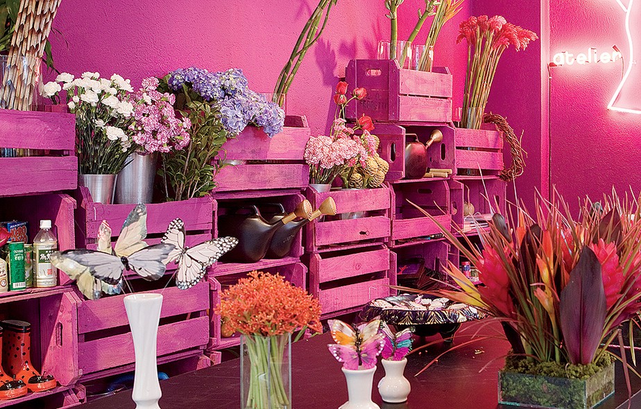Ideia da florista Helena Lunardelli: caixotes empilhados e pintados em tom de ameixa formam uma estante e organizam as flores