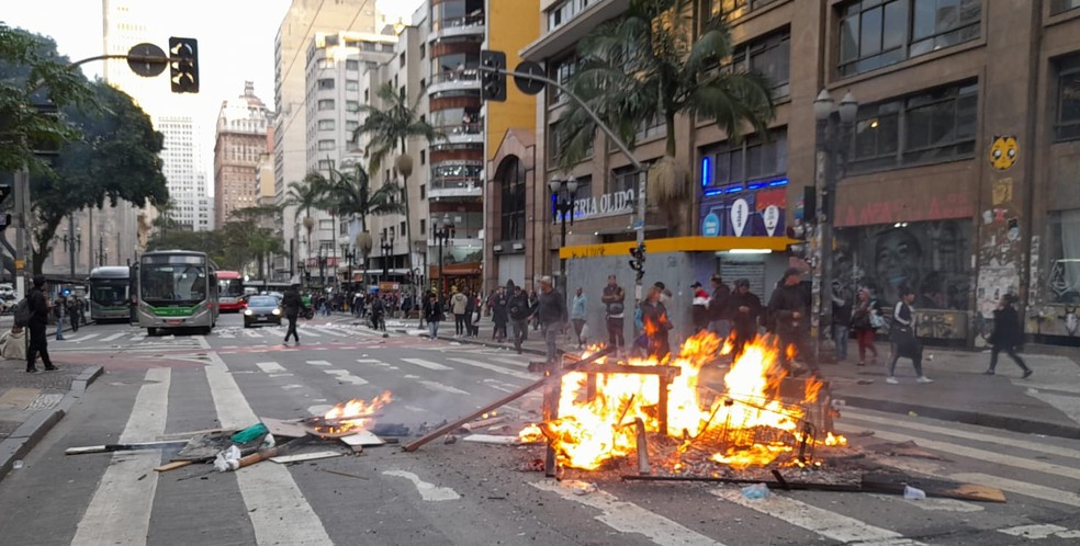 Avenida São João, na região central de São Paulo, é bloqueada por manifestantes após reintegração de posse — Foto: David Irikura/TV Globo