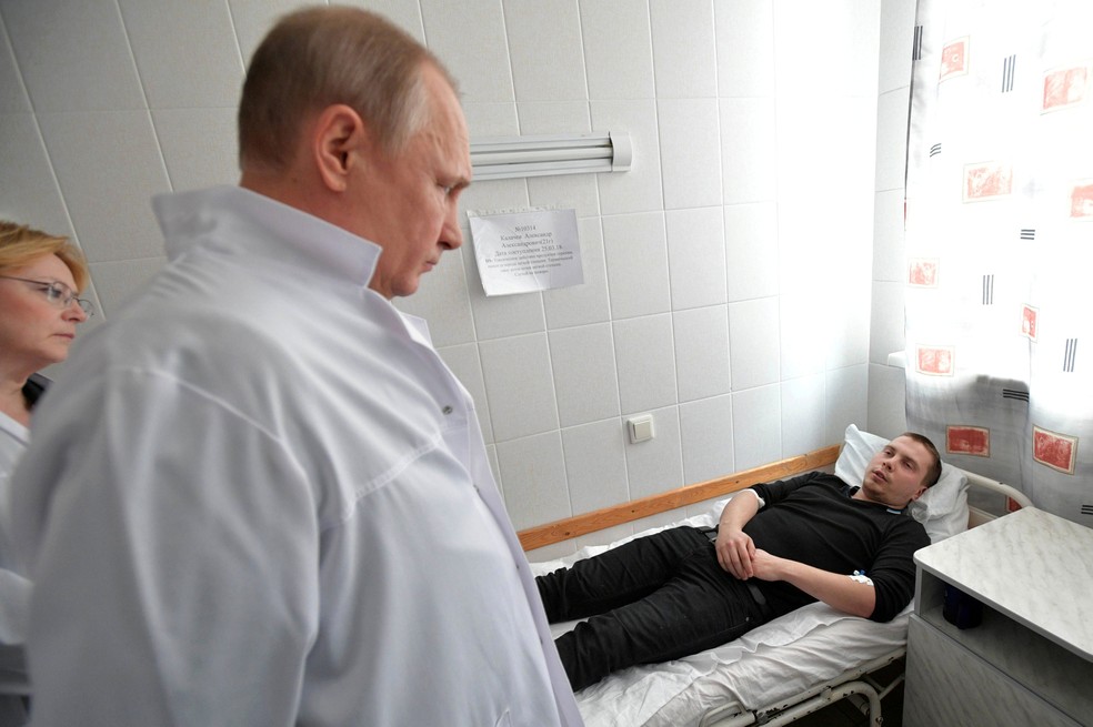 Presidente russo, Vladimir Putin, visita nesta terça-feira (27) em hospital ferido em incêndio de shopping (Foto: Sputnik/Alexei Druzhinin/Kremlin via Reuters )
