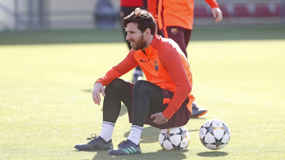 Messi em ação durante o último treino do Barcelona (Foto: Reprodução Twitter)