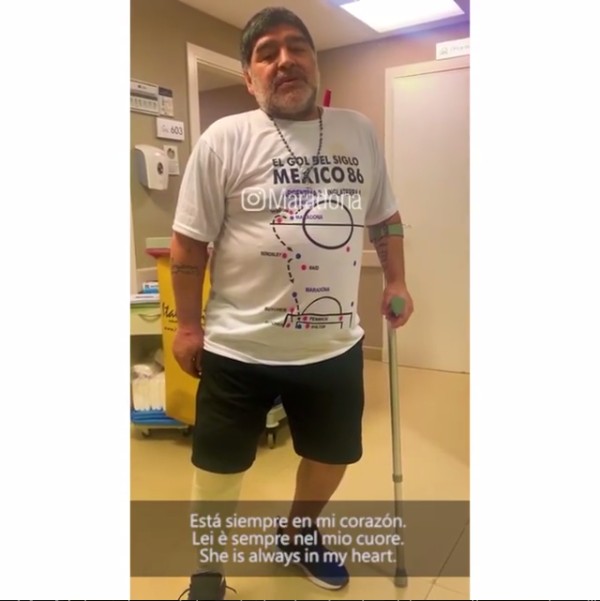 Diego Maradona após a cirurgia no joelho que passou em julho de 2019 (Foto: Instagram)