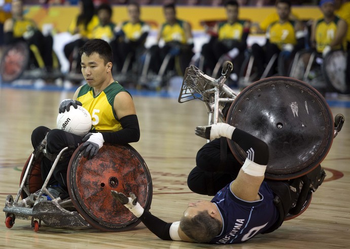 Quedas são comuns e até comemoradas no rúgbi em cadeira de rodas (Foto: Fernando Maia/MPIX/CPB)