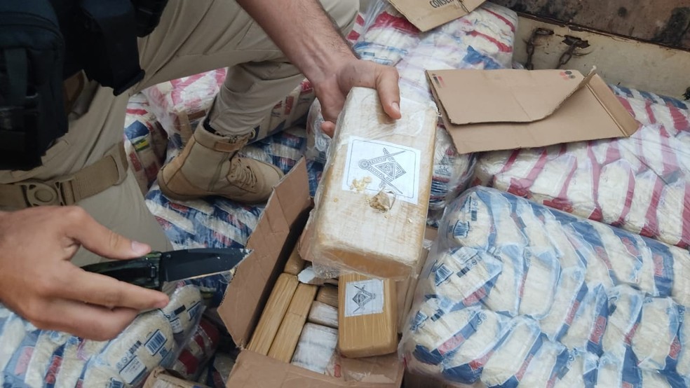 Drogas estavam escondidas junto com fardos de arroz — Foto: PM/Divulgação