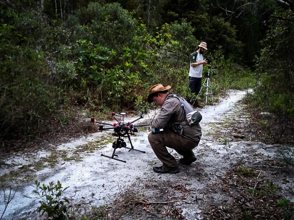 A primeira versão do 'dronequi', com a câmera acoplada no drone. — Foto: MIB/Acervo
