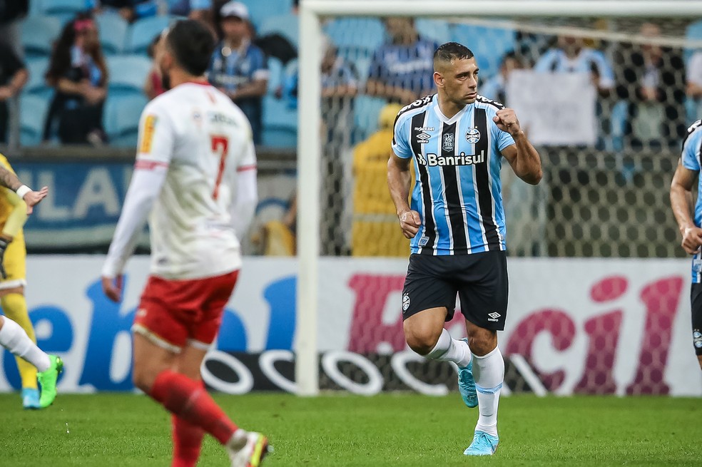 Artilheiro da Série B, Diego Souza marca duas vezes e é eleito o melhor em campo