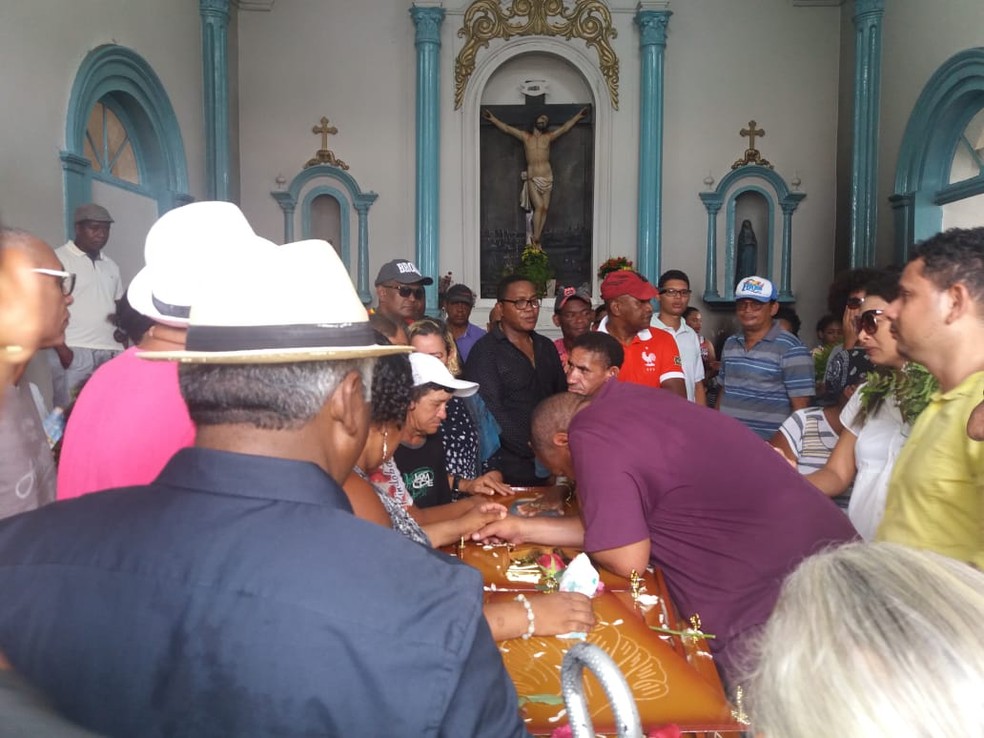 Parentes, amigos, colegas de trabalho, apoiadores da cultura prestaram as suas Ãºltimas homenagens no funeral da radialista Helena Leite â€” Foto: Alessandra Rodrigues/Mirante AM