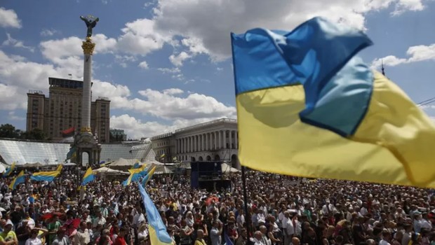 Manifestantes se reúnem na praça da Independência, em Kiev, na Ucrânia (Foto: Anatoli Stepanov/Anadolu Agency/Getty Images)