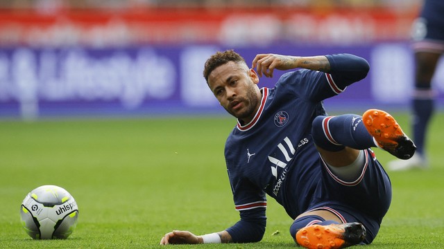 Neymar leva falta durante Monaco x PSG
