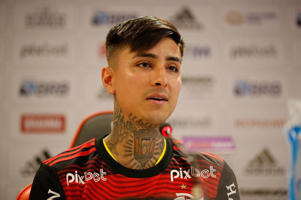 Pulgar em sua primeira entrevista como jogador do Flamengo &mdash; Foto: Gilvan de Souza/Flamengo