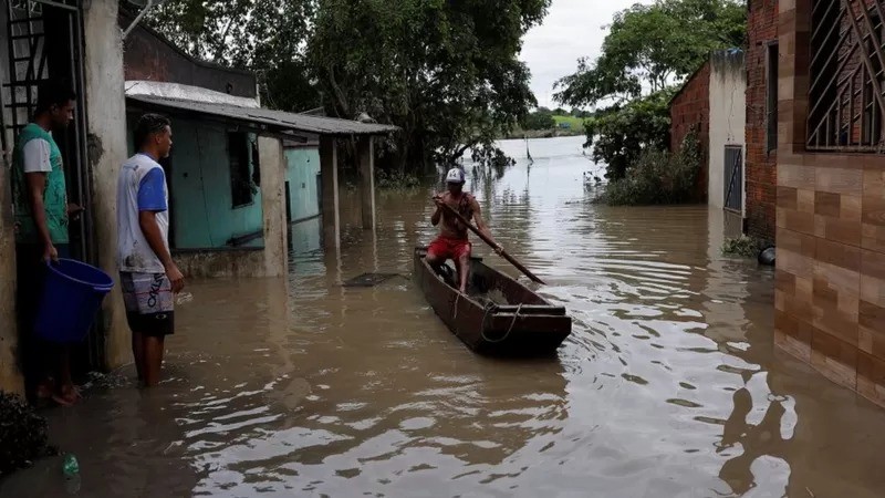 Mais de 20 pessoas morreram durante alagamentos e deslizamentos na Bahia (Foto: Reuters via BBC)
