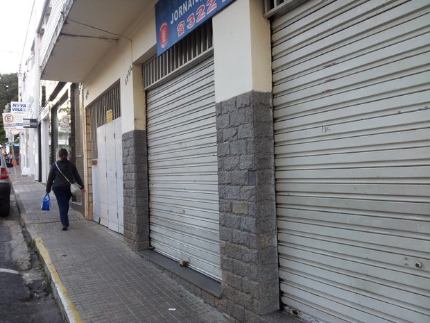 Comerciantes fecham as portas mais cedo em Varginha (Foto: Samantha Silva / G1)