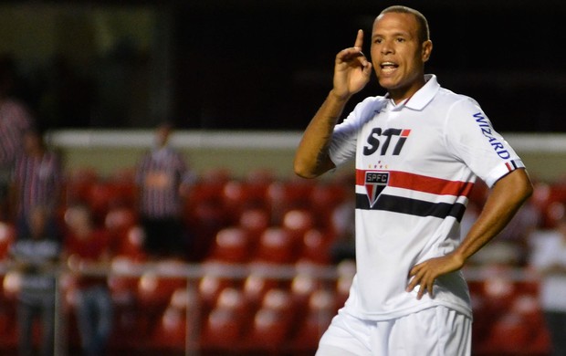 Luis Fabiano lamenta gols perdidos: 'Hoje é um daqueles dias'