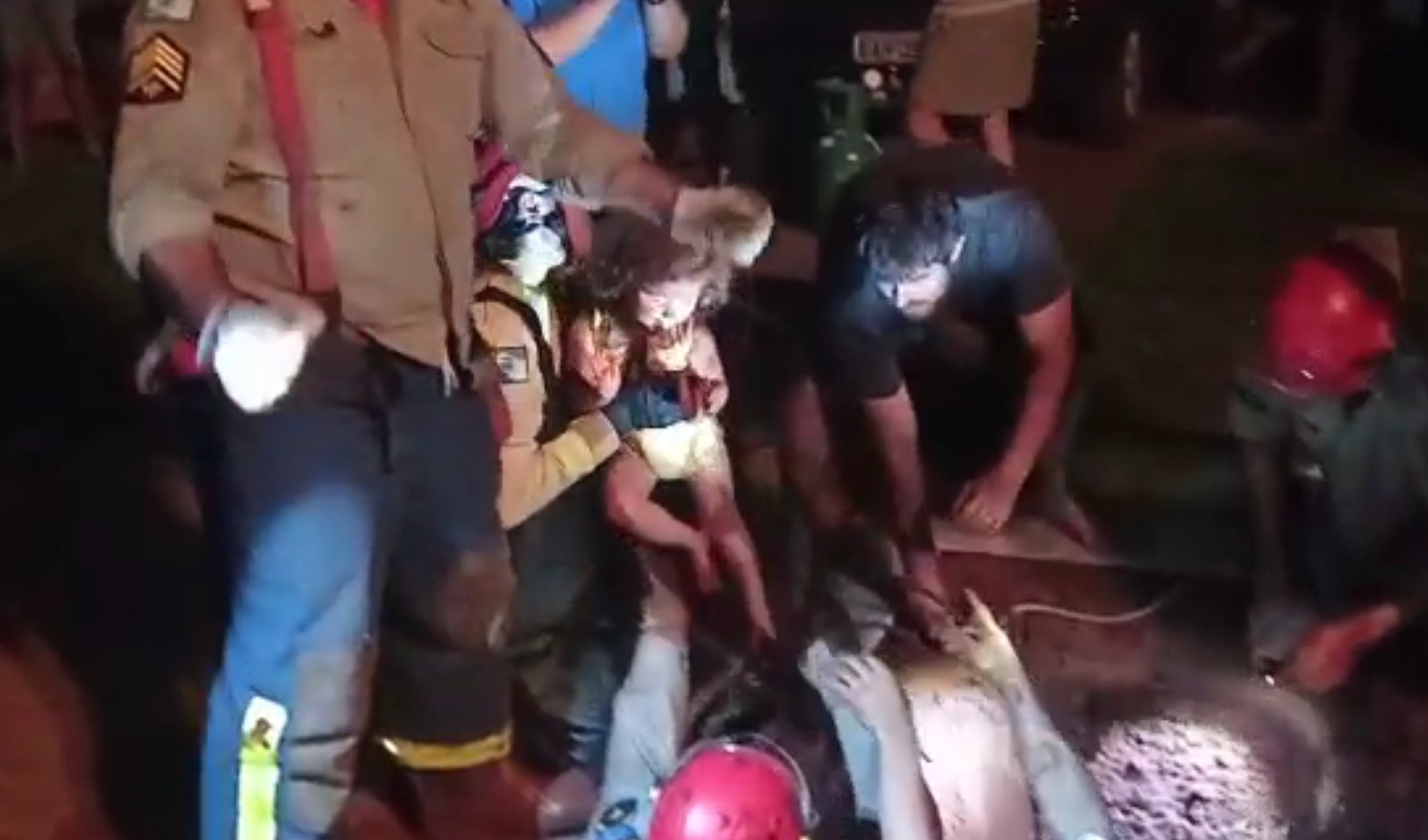VÍDEO: Criança é resgatada após cair em buraco com cerca de três metros de profundidade, em Mamborê