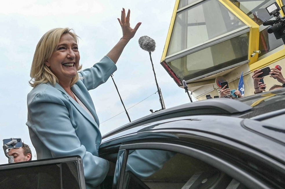 Marine Le Pen em campanha, em 22 de abril de 2022 — Foto: Denis Charlet / AFP