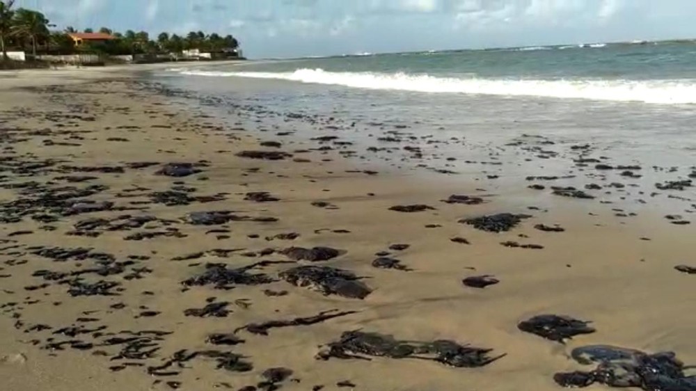 Manchas escuras apareceram em praias da Grande Natal, como em Camurupim — Foto: Redes Sociais