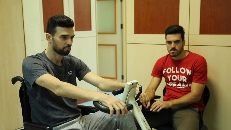 Alessandro ao lado de Leandro: irmão abandonou contrato na Indonésia para ajudar o familiar — Foto: Reprodução/TV Globo