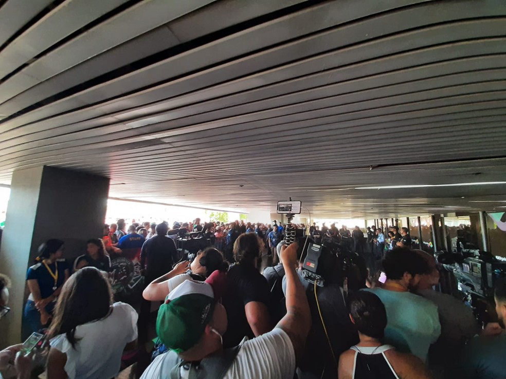 Torcedores e imprensa no desembarque de Marcelo para jogar no Fluminense  Foto: ge