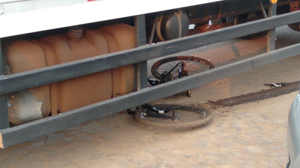 O Corpo de Bombeiros retirou a adolescente debaixo do caminhão — Foto: Reprodução