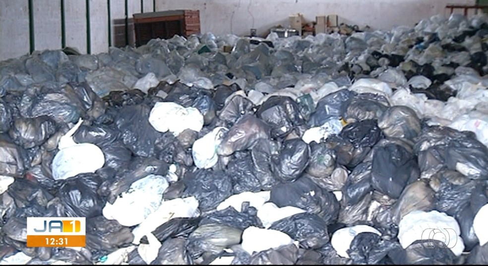 Mais de 200 toneladas de lixo foram enconrradas em galpão em Aeraguaína — Foto: Reprodução/TV Anhanguera