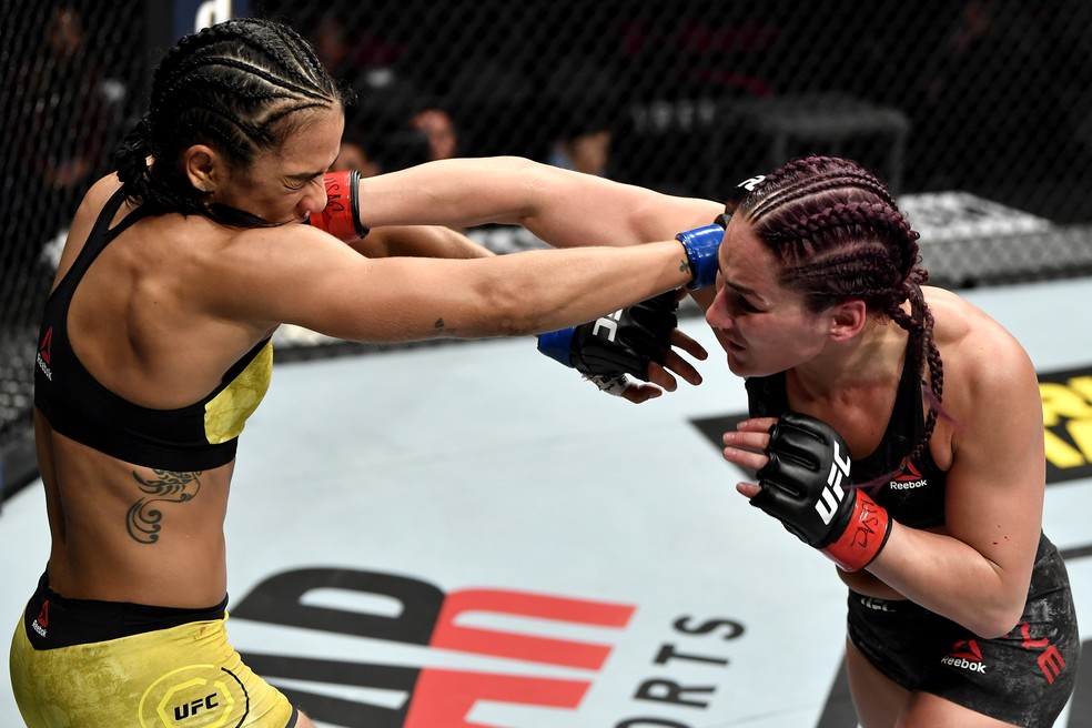 Jessica Eye (dir.) acerta um duro overhand de direita no rosto de Vivi Araújo — Foto: Jeff Bottari/Getty Images