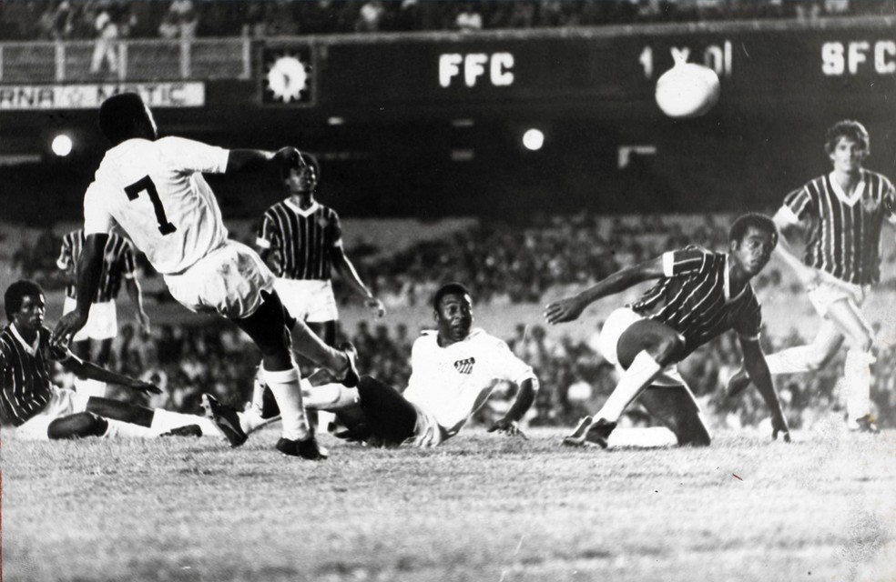 Pelé em ação contra o Fluminense, em vitória do Tricolor no Brasileiro de 1972 — Foto: Correio da Manhã